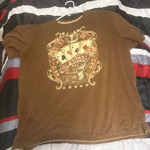 This is a graphic t shirt. Compliments an outfit nice